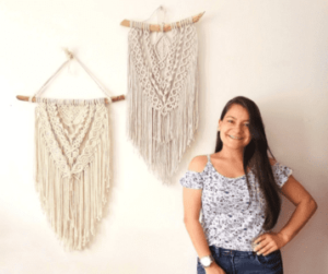 Estefanía Vargas Bonilla Colombiana, psicóloga y especialista como segunda profesión desde hace 7 años y diseñadora textil como primera desde hace 4 años.  Por más de 3 años he tenido la oportunidad de capacitar de manera presencial y orientado a más de 7000 mujeres y hombres que desean aprender este arte milenario con fines terapéuticos, como hobbie y empresariales.  Mi deseo es poder impactar y que vean en el macramé una manualidad que transforma vidas y familia.